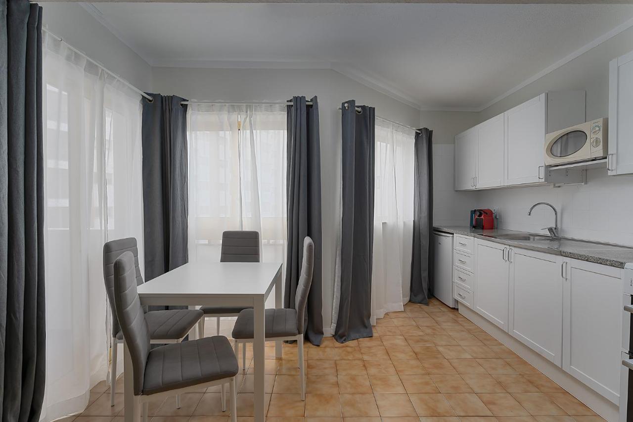 Sunny Flat W/ Balcony & Pool By Lovelystay Portimão Exteriör bild