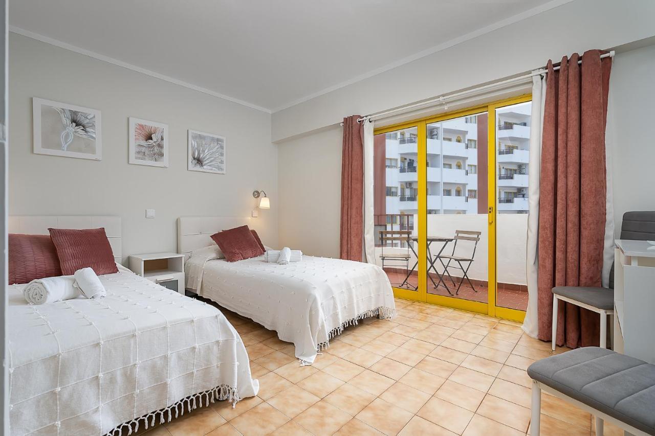 Sunny Flat W/ Balcony & Pool By Lovelystay Portimão Exteriör bild