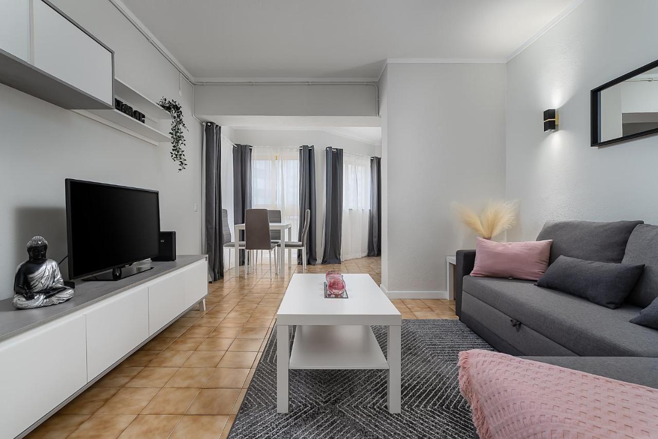 Sunny Flat W/ Balcony & Pool By Lovelystay Portimão Exteriör bild