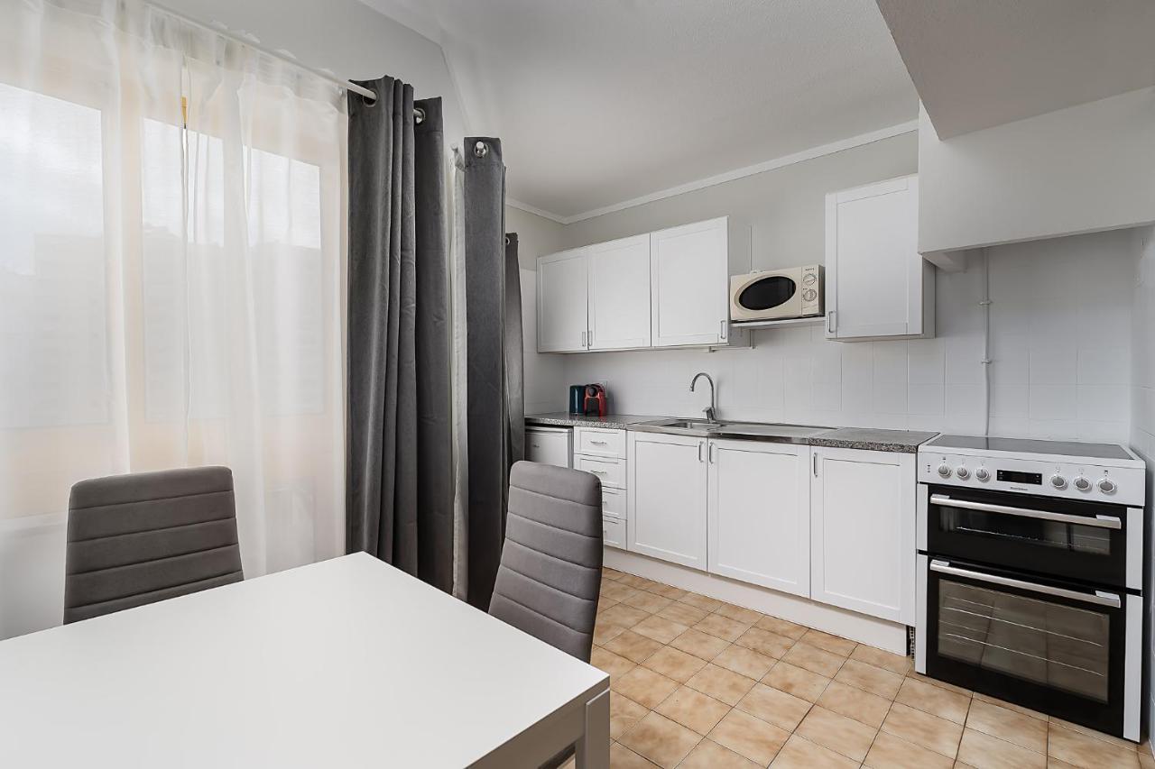 Sunny Flat W/ Balcony & Pool By Lovelystay Portimão Exteriör bild